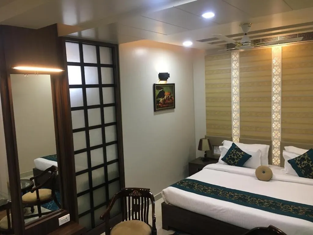 Hotel Ozas Grand 바라나시