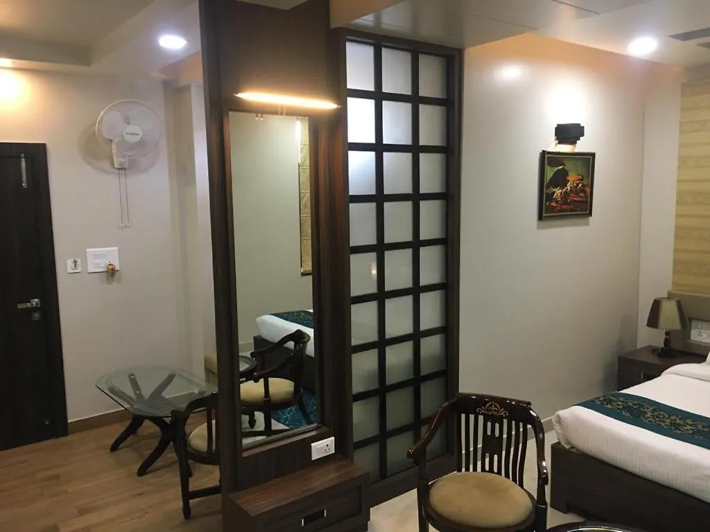 Hotel Ozas Grand 바라나시