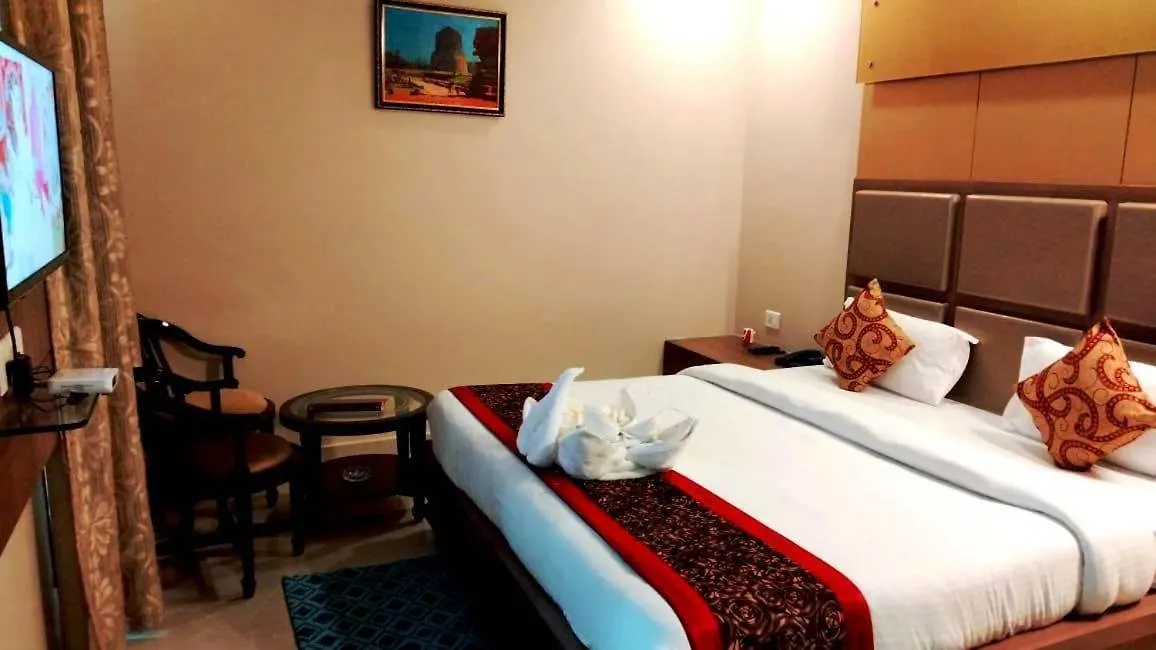 Hotel Ozas Grand 바라나시