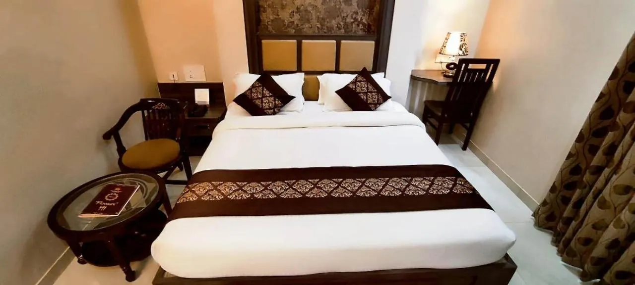 Hotel Ozas Grand 바라나시