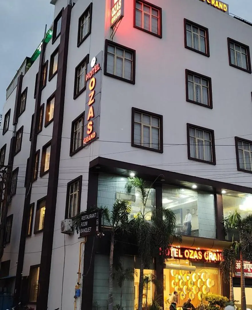 Hotel Ozas Grand 바라나시 3*,