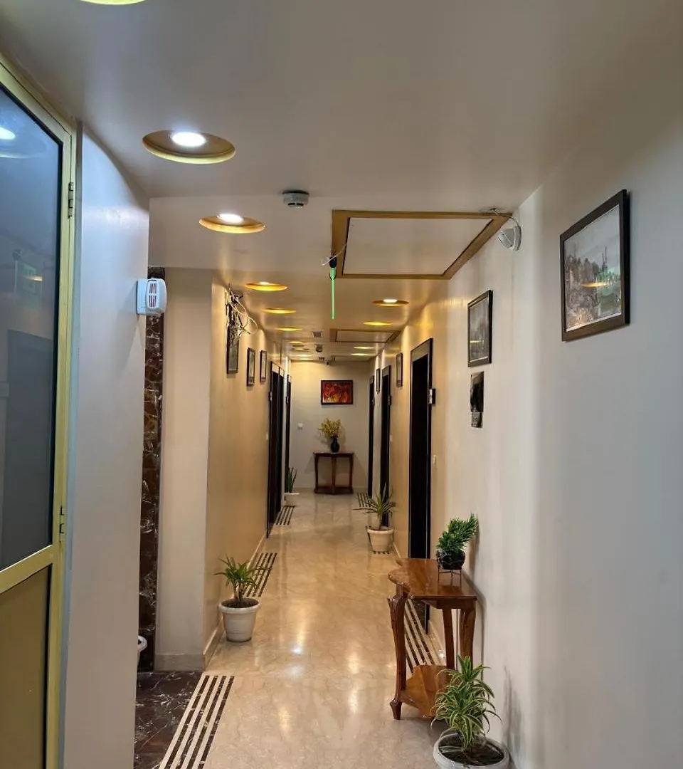 Hotel Ozas Grand 바라나시