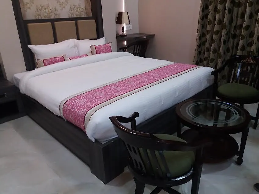 Hotel Ozas Grand 바라나시